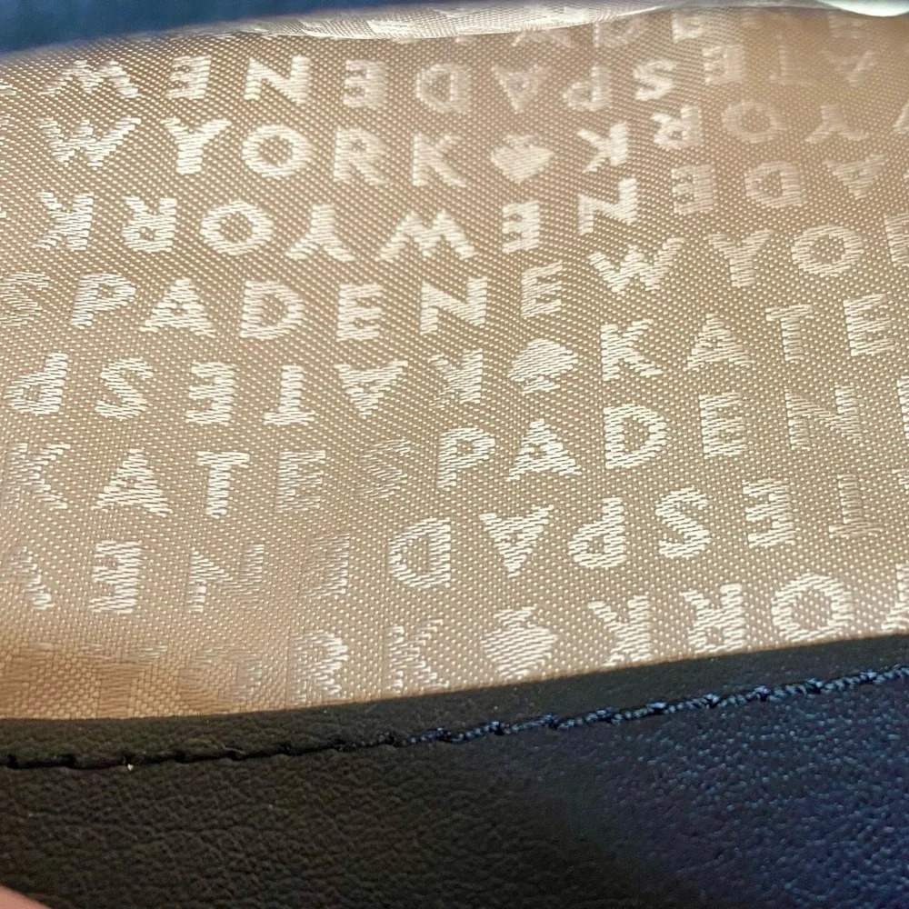 Kate Spade Wristlet with 4 compartments and credit card holder - Picture 7 of 9
